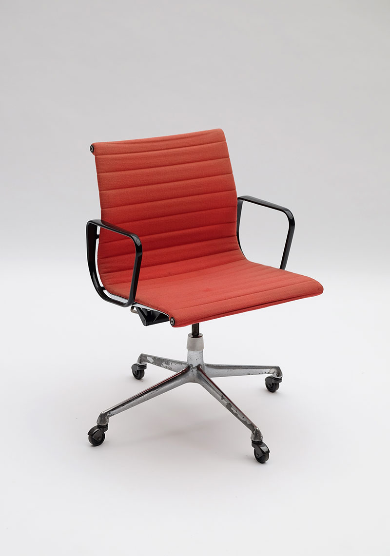 pair of Charles & Ray Eames Office armchair EA117   image 1